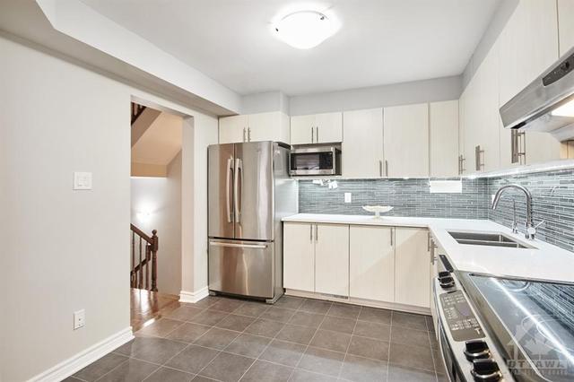 123 Waterfern Way, Townhouse with 3 bedrooms, 3 bathrooms and 3 parking in Ottawa ON | Image 9