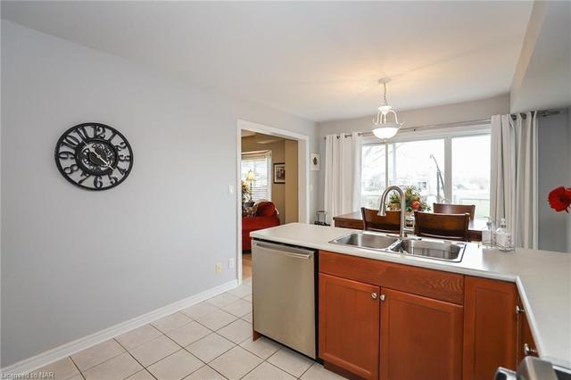d - 14 Brown Dr, House attached with 2 bedrooms, 2 bathrooms and 2 parking in St. Catharines ON | Image 9