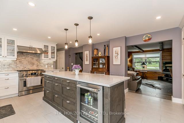 19 Mulock Dr, House detached with 4 bedrooms, 5 bathrooms and 10 parking in Bradford West Gwillimbury ON | Image 2