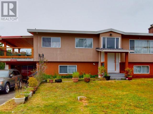 3823 Selkirk Ave, House detached with 6 bedrooms, 2 bathrooms and null parking in Powell River BC | Card Image