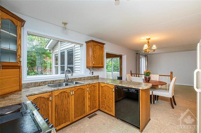62 Trailway Circle, House detached with 3 bedrooms, 3 bathrooms and 6 parking in Ottawa ON | Image 8