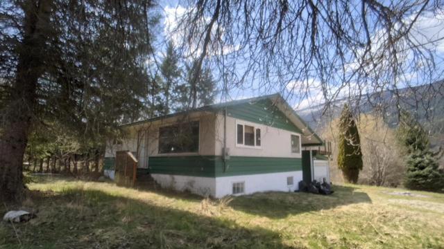6771 Katelnikoff Road, House detached with 2 bedrooms, 1 bathrooms and null parking in Central Kootenay H BC | Card Image