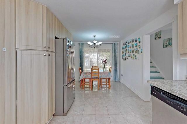 32 Gemshaw Cres, House detached with 4 bedrooms, 2 bathrooms and 3 parking in Toronto ON | Image 2