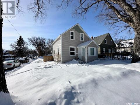 201 27th Street W, House detached with 5 bedrooms, 2 bathrooms and null parking in Saskatoon SK | Card Image