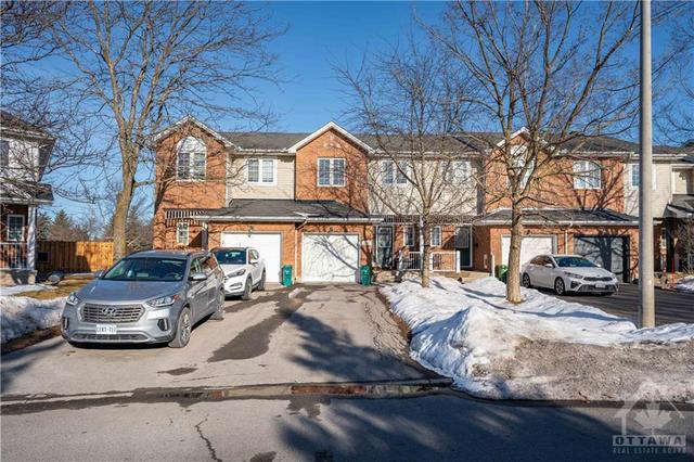 1039 Markwick Crescent, Townhouse with 3 bedrooms, 3 bathrooms and 3 parking in Ottawa ON | Image 2