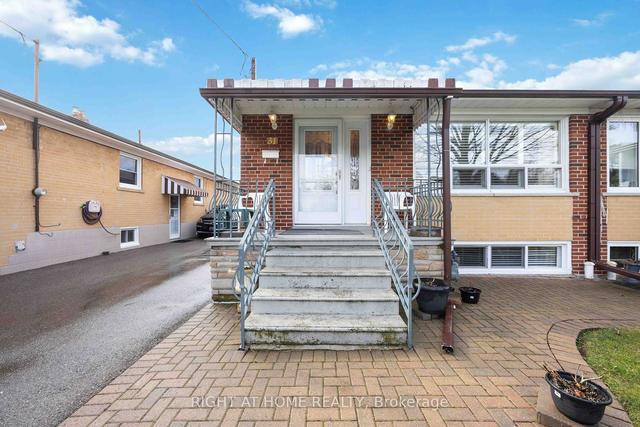 31 Cameo Cres, House semidetached with 3 bedrooms, 2 bathrooms and 4 parking in Toronto ON | Image 18