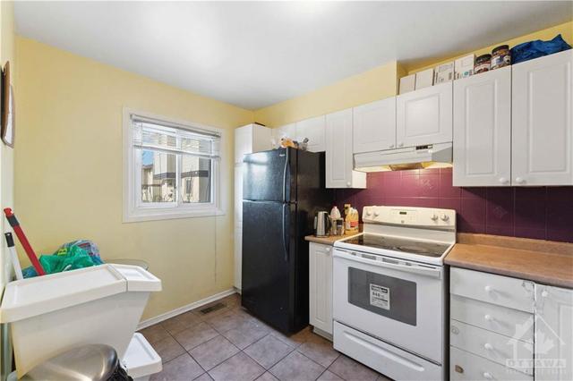 1832 Stonehenge Crescent, Townhouse with 3 bedrooms, 2 bathrooms and 1 parking in Ottawa ON | Image 7