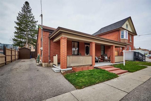 136 Celina St, House detached with 4 bedrooms, 3 bathrooms and 3 parking in Oshawa ON | Card Image
