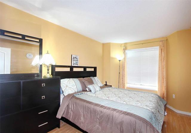 11 Kimberley Cres, Townhouse with 3 bedrooms, 2 bathrooms and 2 parking in Brampton ON | Image 9