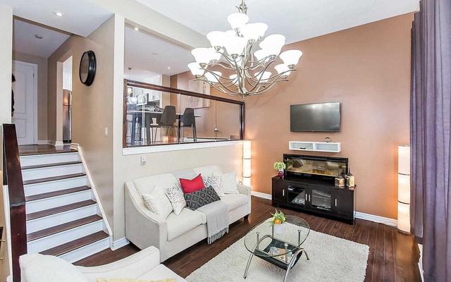81 Darras Crt, Townhouse with 3 bedrooms, 2 bathrooms and 2 parking in Brampton ON | Image 4