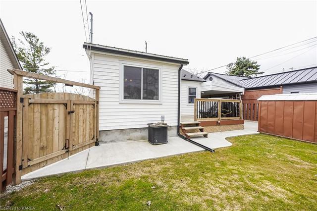 37 First Avenue, House detached with 2 bedrooms, 1 bathrooms and 2 parking in Kingston ON | Image 2
