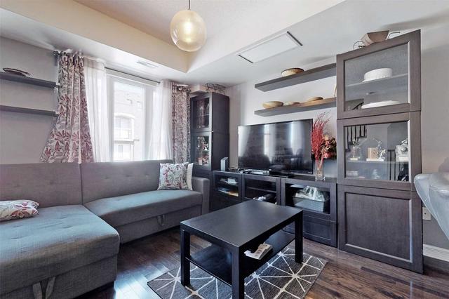 235 - 25 Turntable Cres, Townhouse with 3 bedrooms, 2 bathrooms and 1 parking in Toronto ON | Image 2