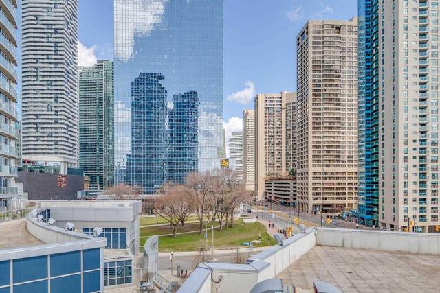 503 - 208 Queens Quay W, Condo with 2 bedrooms, 2 bathrooms and 1 parking in Toronto ON | Image 33