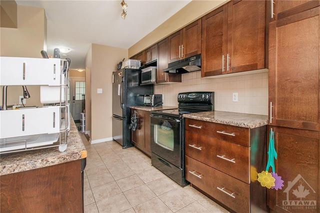402 Ashbourne Crescent, Townhouse with 3 bedrooms, 3 bathrooms and 3 parking in Ottawa ON | Image 5
