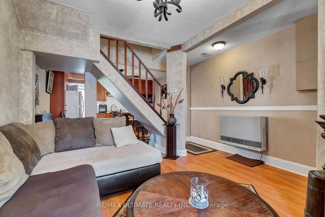 39 Hatherley Rd, House detached with 2 bedrooms, 1 bathrooms and 1 parking in Toronto ON | Image 2