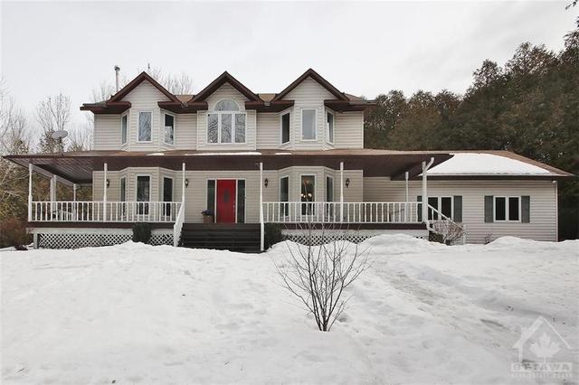 4023 Stagecoach Road, House detached with 3 bedrooms, 3 bathrooms and 6 parking in Ottawa ON | Image 1