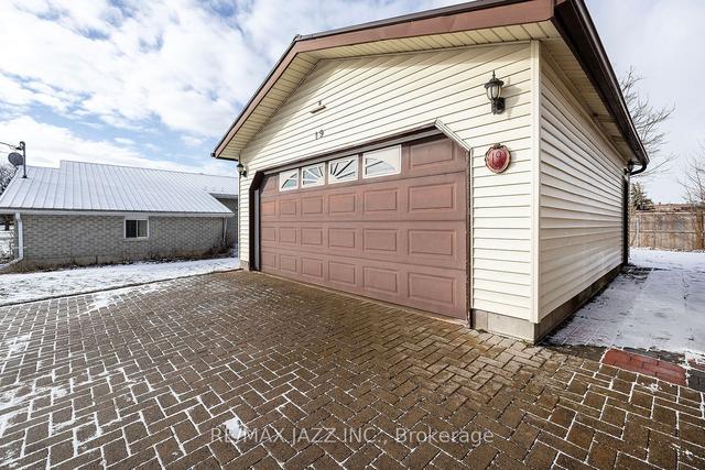 19 Caroline St, House detached with 3 bedrooms, 2 bathrooms and 7 parking in Kawartha Lakes ON | Image 21