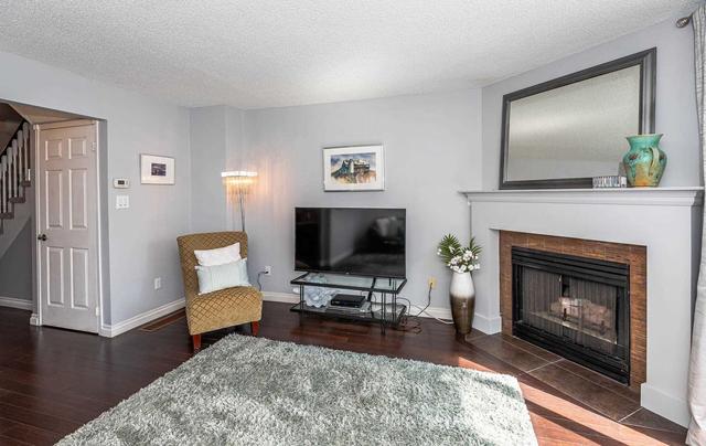 71 Cashel Crt, House attached with 3 bedrooms, 3 bathrooms and 3 parking in Aurora ON | Image 2