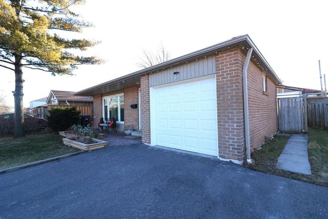 38 Addington Cres, House detached with 3 bedrooms, 2 bathrooms and 4 parking in Brampton ON | Image 2