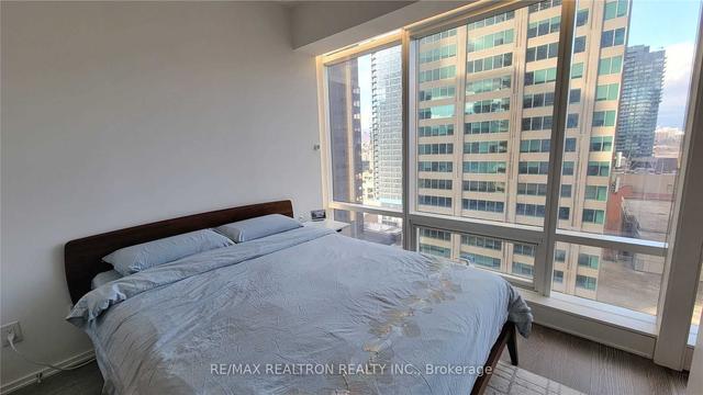 1301 - 1 Bloor St E, Condo with 2 bedrooms, 2 bathrooms and 0 parking in Toronto ON | Image 3