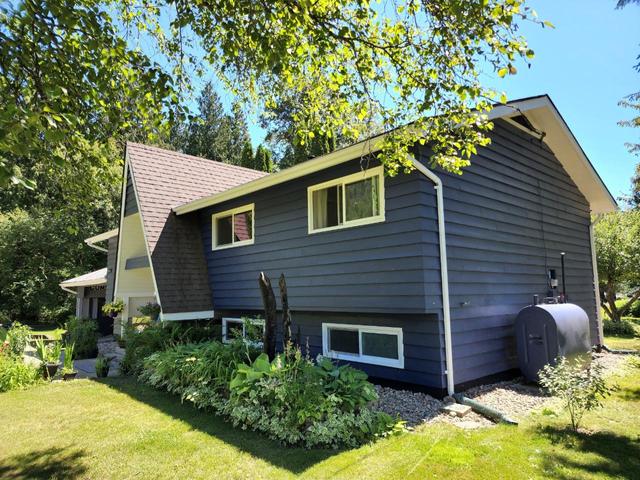 2831 Evin Road, House detached with 5 bedrooms, 2 bathrooms and 6 parking in Central Kootenay H BC | Card Image
