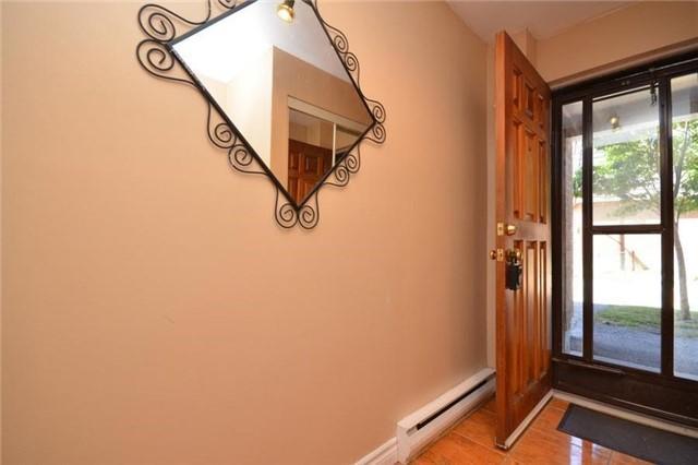 112 Darras Crt, Townhouse with 3 bedrooms, 2 bathrooms and 1 parking in Brampton ON | Image 2