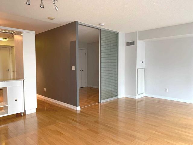 722 - 111 Elizabeth St, Condo with 1 bedrooms, 1 bathrooms and 1 parking in Toronto ON | Image 10