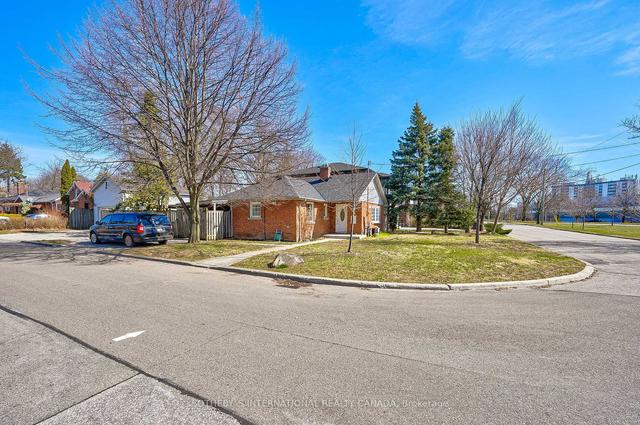 114 Pinegrove Ave S, House detached with 2 bedrooms, 2 bathrooms and 2 parking in Toronto ON | Image 10
