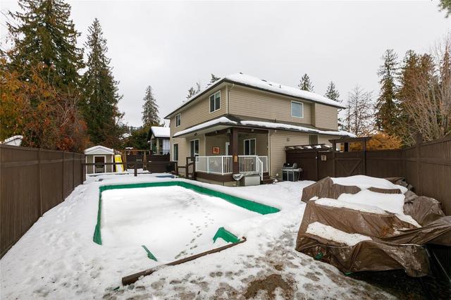 864 Small Court, House detached with 5 bedrooms, 3 bathrooms and 4 parking in Kelowna BC | Image 4