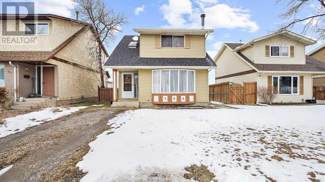 300 Berwick Drive Nw, House detached with 4 bedrooms, 1 bathrooms and 1 parking in Calgary AB | Image 1