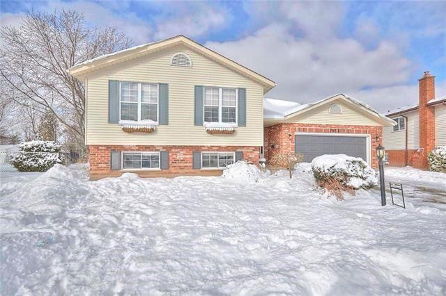 7913 Trackview St, House detached with 2 bedrooms, 2 bathrooms and 4 parking in Niagara Falls ON | Image 2
