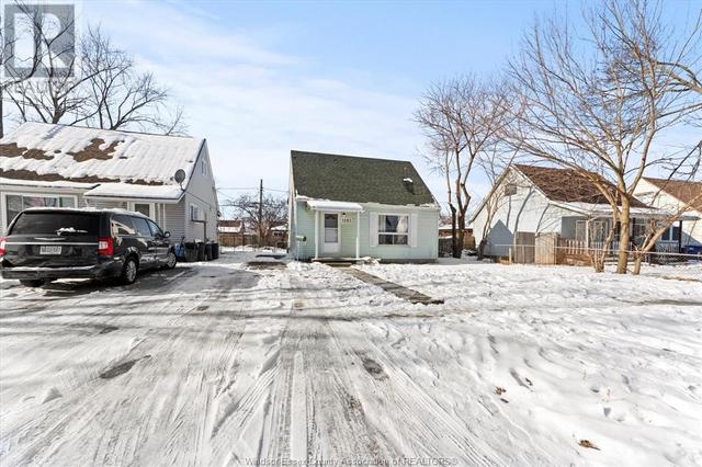 1183 Oak Street, House detached with 3 bedrooms, 1 bathrooms and null parking in Windsor ON | Card Image