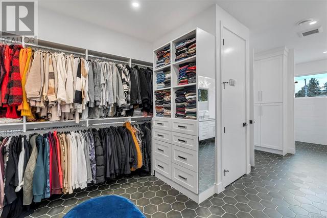 Primary Ensuite/ Closet the size of a bedroom | Image 38