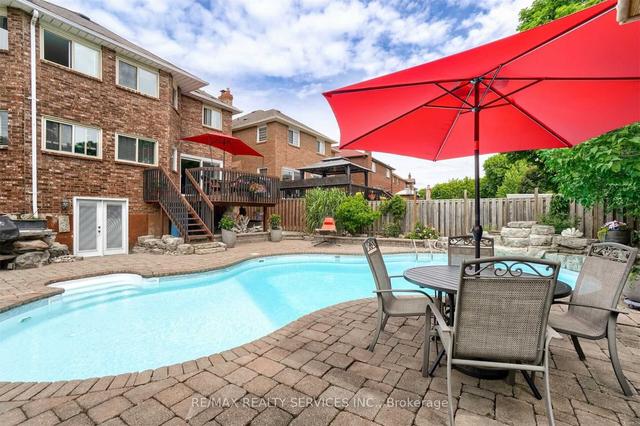 104 Lord Simcoe Dr, House detached with 4 bedrooms, 3 bathrooms and 4 parking in Brampton ON | Image 12