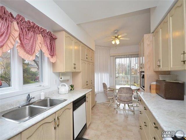 832 Village Green Blvd, Townhouse with 3 bedrooms, 4 bathrooms and 1 parking in Mississauga ON | Image 7