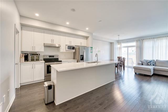 529 Sonmarg Crescent, Townhouse with 3 bedrooms, 3 bathrooms and 2 parking in Ottawa ON | Image 6