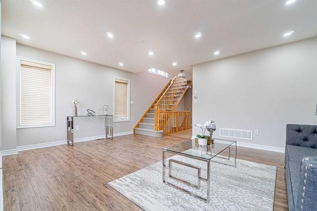 22 Pedigree Mews, House semidetached with 3 bedrooms, 5 bathrooms and 3 parking in Toronto ON | Image 5