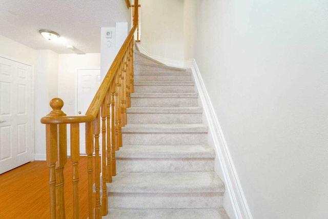 7070 Fairmeadow Cres, House attached with 3 bedrooms, 2 bathrooms and 2 parking in Mississauga ON | Image 18