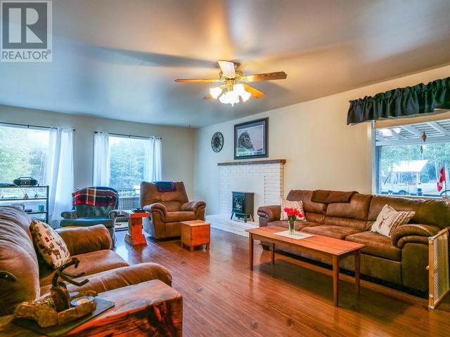 2255 Heaton Road, House detached with 5 bedrooms, 3 bathrooms and null parking in Cariboo B BC | Image 3