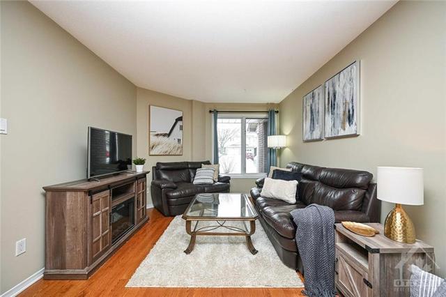 505 Wincanton Drive, Townhouse with 3 bedrooms, 3 bathrooms and 3 parking in Ottawa ON | Image 4