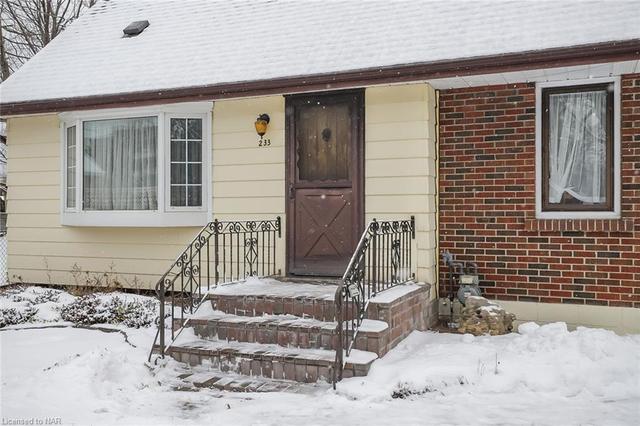 233 Scott Street, House detached with 3 bedrooms, 1 bathrooms and null parking in St. Catharines ON | Image 2