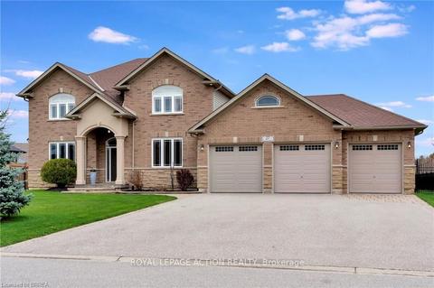 27 Pinehill Dr, House detached with 1 bedrooms, 3 bathrooms and 9 parking in Brant ON | Card Image