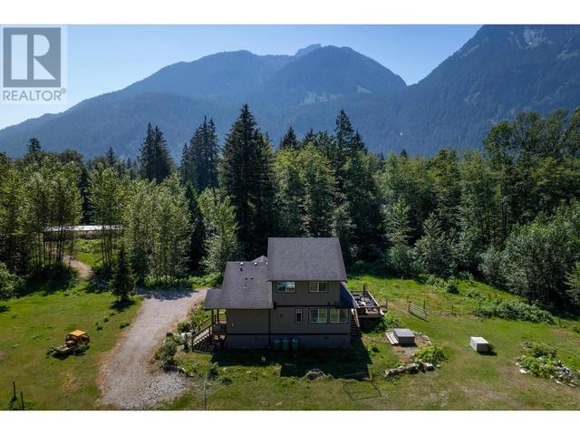 15060 Squamish Valley Road, House detached with 4 bedrooms, 3 bathrooms and 10 parking in Squamish Lillooet D BC | Image 1