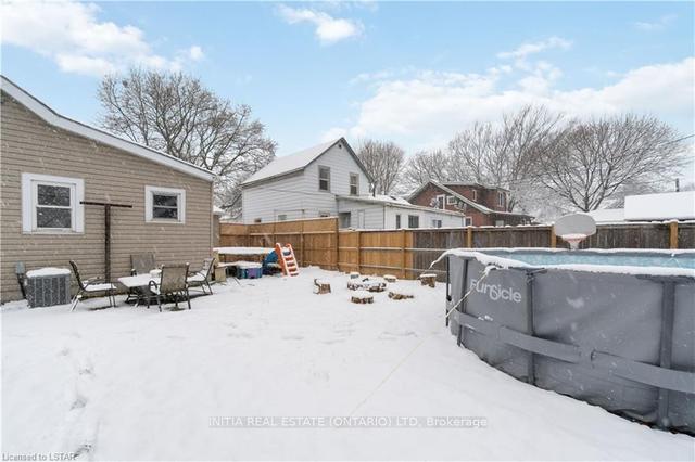 118 Cobden St, House detached with 2 bedrooms, 2 bathrooms and 3 parking in Sarnia ON | Image 18