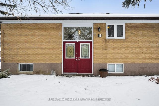 1 Huron Crt, House detached with 3 bedrooms, 2 bathrooms and 4 parking in Aurora ON | Image 3