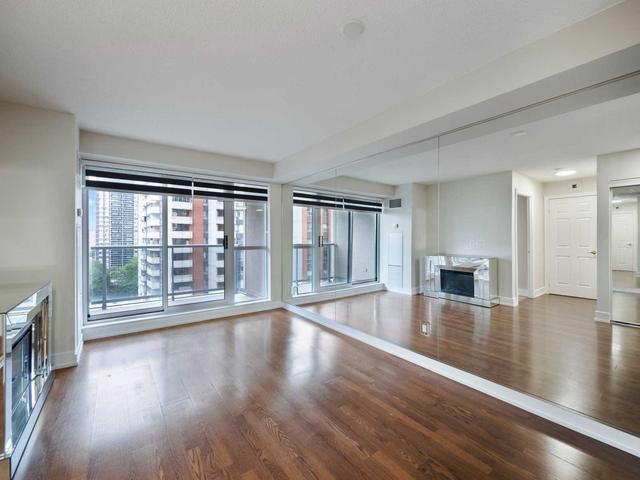 901 - 5 Michael Power Pl, Condo with 1 bedrooms, 1 bathrooms and 1 parking in Toronto ON | Image 2