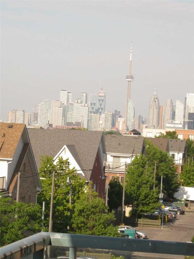403 - 1863 Queen St E, Condo with 2 bedrooms, 2 bathrooms and 1 parking in Toronto ON | Image 2