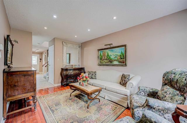 113 Lisa Cres, House detached with 3 bedrooms, 4 bathrooms and 5 parking in Vaughan ON | Image 2