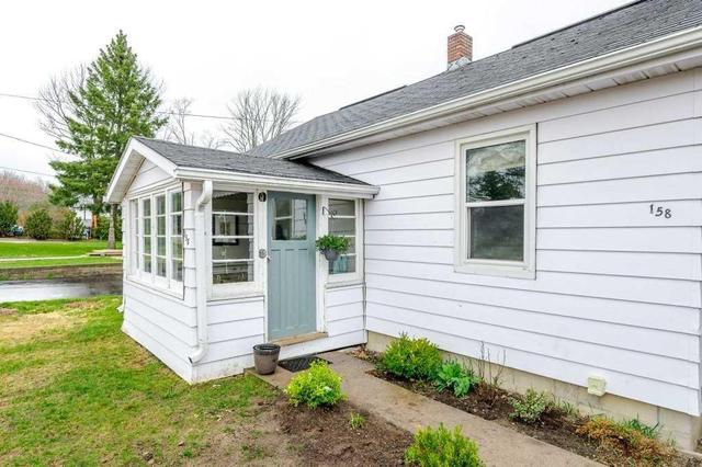 158 Queen St, House detached with 2 bedrooms, 1 bathrooms and 2 parking in Kawartha Lakes ON | Image 2