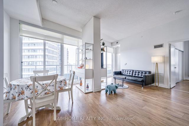 3208 - 117 Mcmahon Dr, Condo with 2 bedrooms, 2 bathrooms and 1 parking in Toronto ON | Image 6
